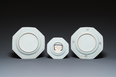 Trois plats de forme octogonale en porcelaine de Chine famille rose,  Yongzheng/Qianlong