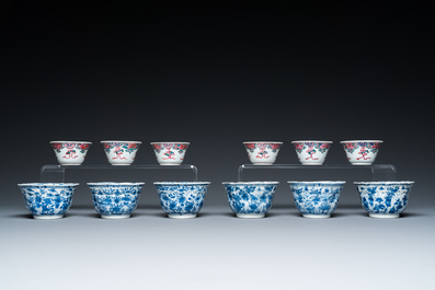 Twaalf Chinese blauw-witte en famille rose koppen en schotels, Kangxi/Yongzheng