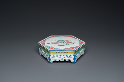 Een zeldzame Chinese hexagonale famille rose sokkel met decor van antiquiteiten, Yongzheng