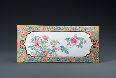 Een grote rechthoekige Chinese plaquette met fraai floraal decor op goudgele fondkleur, Yongzheng