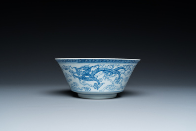 Een Chinese blauw-witte 'draken' kom, Yongzheng merk, 19/20e eeuw