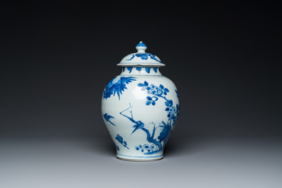 Een Chinese blauw-witte dekselvaas met vogels bij bloesemtakken, Transitie periode