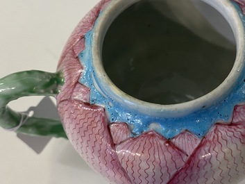 Th&eacute;i&egrave;re couverte en forme de lotus en porcelaine de Chine famille rose, Yongzheng