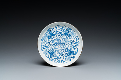 Quatre tasses sur leur plateau en porcelaine de Chine en bleu et blanc, marque Shun Li Kun Ji, 19&egrave;me