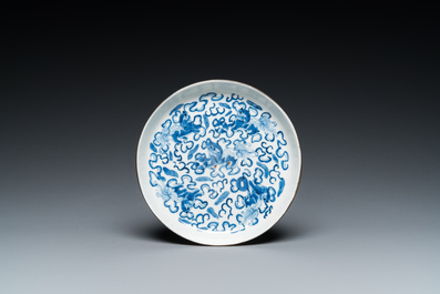 Vier Chinese blauw-witte koppen en hun dienblad met boeddhistische leeuwen, Shun Li Kun Ji mark, 19e eeuw