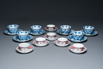 Douze tasses et soucoupes en porcelaine de Chine en bleu, blanc et famille rose, Kangxi/Yongzheng