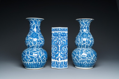 Trois vases en porcelaine de Chine en bleu et blanc, 19&egrave;me