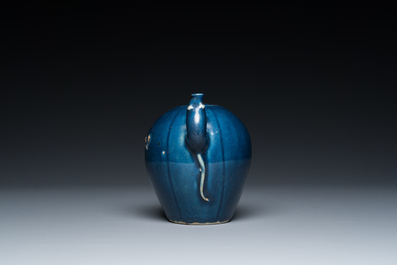 Th&eacute;i&egrave;re en porcelaine de Chine en bleu monochrome &agrave; anse en forme de rat, &eacute;poque Transition