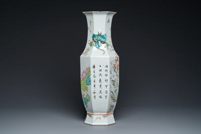 Vase de forme octogonale en porcelaine de Chine qianjiang cai, sign&eacute; Wang Baowen 汪保文, dat&eacute; 1899