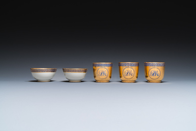 Onze soucoupes et dix tasses en porcelaine de Chine monogramm&eacute;es 'PM' sur fond dor&eacute;, Yongzheng/Qianlong