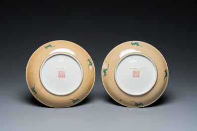 Paire de coupes en porcelaine de Chine famille rose &agrave; d&eacute;cor de sauterelles sur fond caf&eacute; au lait, marque et &eacute;poque de Daoguang