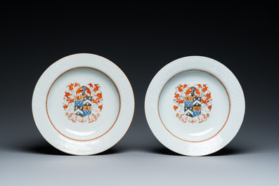 Paire d'assiettes armori&eacute;es aux bords en bianco-sopra-bianco en porcelaine de Chine de la Compagnie des Indes, Qianlong
