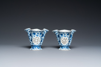 Paire de gobelets ajour&eacute;s et &agrave; double parois en porcelaine de Chine en bleu et blanc &agrave; d&eacute;cor de rinceaux de lotus de style Ming, Qianlong