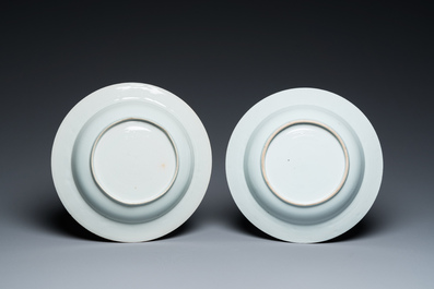 Paire d'assiettes armori&eacute;es aux bords en bianco-sopra-bianco en porcelaine de Chine de la Compagnie des Indes, Qianlong