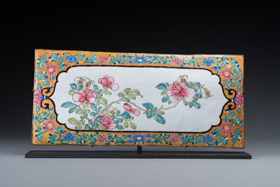 Een grote rechthoekige Chinese plaquette met fraai floraal decor op goudgele fondkleur, Yongzheng