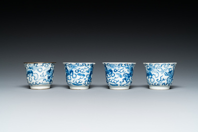 Four Chinese blue and white 'Buddhist lions' cups and their round tray, Shun Li Kin Ji mark, 19th C.