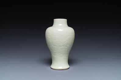 Een Chinese celadon-geglazuurde vaas met onderglazuur floraal decor, Kangxi