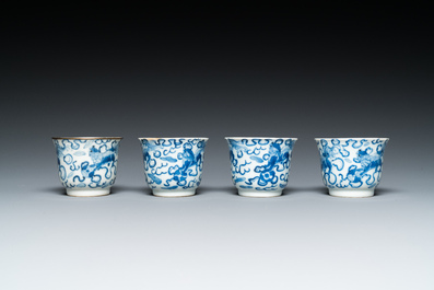 Four Chinese blue and white 'Buddhist lions' cups and their round tray, Shun Li Kin Ji mark, 19th C.