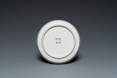 Quatre tasses sur leur plateau en porcelaine de Chine en bleu et blanc, marque Shun Li Kun Ji, 19&egrave;me
