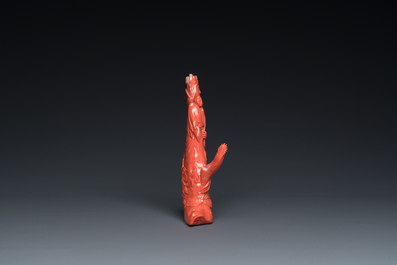 Groupe en corail rouge sculpt&eacute; figurant un prince debout sur un dragon, Chine, 19/20&egrave;me