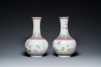 Deux vases de forme bouteille en porcelaine de Chine famille rose, marque de Hongxian, R&eacute;publique