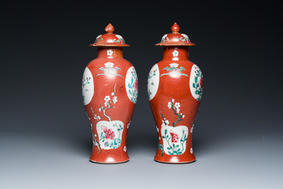 Paire de vases couverts en porcelaine de Chine famille rose au fond en rouge de rubis, Yongzheng/Qianlong