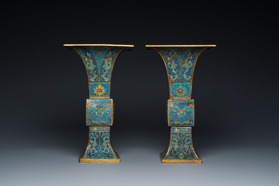 Paire de vases de forme 'gu' en &eacute;maux cloisonn&eacute;s, Chine, Kangxi