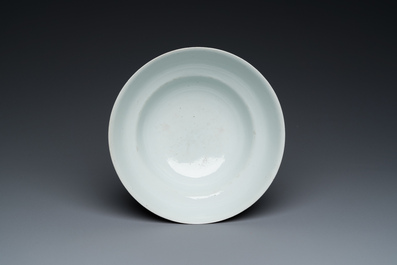 Een Chinese monochrome leverrode kom, Qianlong merk en periode