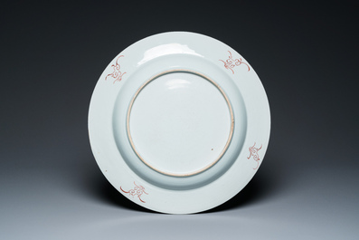 Plat en porcelaine de Chine rose-verte &agrave; d&eacute;cor d'une sc&egrave;ne du 'Xi Xiang Ji', Yongzheng