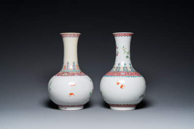 Twee flesvormige Chinese famille rose vazen, Hongxian merk, Republiek