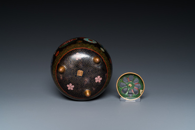 Acht stukken Japans cloisonn&eacute;, Meiji, 19/20e eeuw