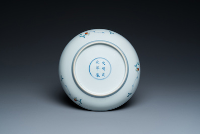 Een Chinees doucai bord, Chenghua mark, Kangxi