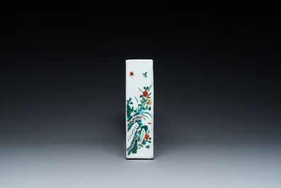 Carreau en porcelaine de Chine famille verte &agrave; d&eacute;cor narratif, 19&egrave;me
