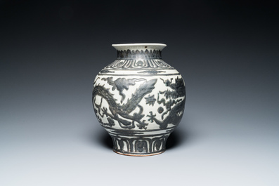 Vase en porcelaine de Chine de style Nankin &agrave; d&eacute;cor de dragons en relief, 18/19&egrave;me