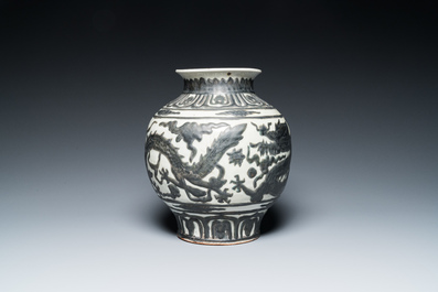 A Chinese Nanking-style 'dragon' vase with applied design, 18th/19th C.