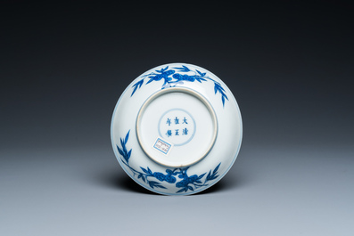 Een Chinees blauw-wit 'kraanvogel' bordje, Yongzheng merk, 18/19e eeuw