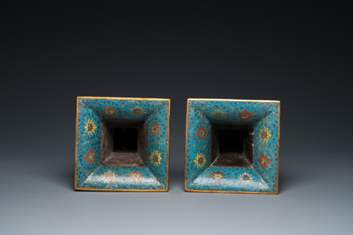 Paire de vases de forme 'gu' en &eacute;maux cloisonn&eacute;s, Chine, Kangxi