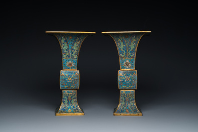 Paire de vases de forme 'gu' en &eacute;maux cloisonn&eacute;s, Chine, Kangxi