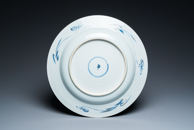 Een Chinese blauw-witte schotel met vergulde en ijzerrode accenten, Yongzheng