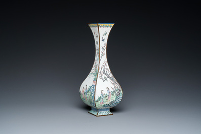 Vase de forme losange en &eacute;maux de Canton &agrave; d&eacute;cor des 'quatre saisons', Chine, marque et &eacute;poque de Qianlong