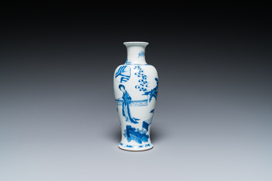 Een Chinese blauw-witte vaas met dames en een jongen in een tuin, Kangxi