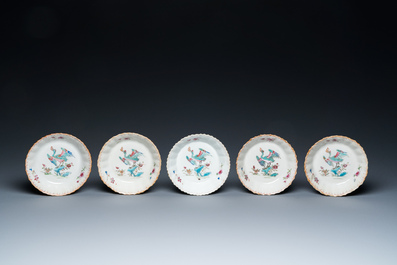 Vijf Chinese famille rose koppen en schotels met een reiger die een vis eet, Qianlong
