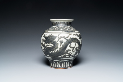 Een Chinese opgehoogde 'draken' vaas in Nanking-stijl, 18/19e eeuw