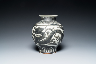 A Chinese Nanking-style 'dragon' vase with applied design, 18th/19th C.