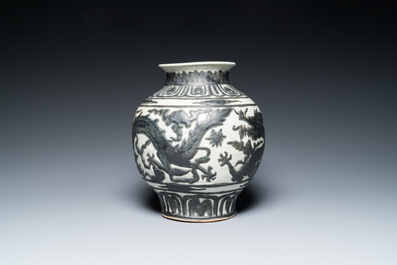 Een Chinese opgehoogde 'draken' vaas in Nanking-stijl, 18/19e eeuw