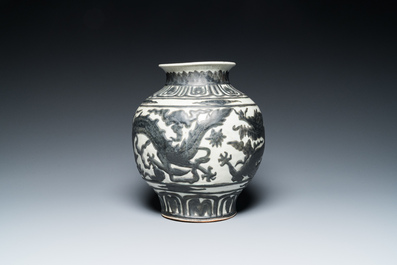 Vase en porcelaine de Chine de style Nankin &agrave; d&eacute;cor de dragons en relief, 18/19&egrave;me