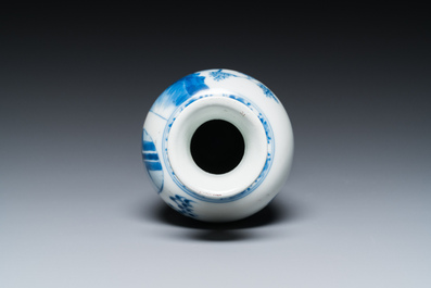 Een Chinese blauw-witte vaas met dames en een jongen in een tuin, Kangxi