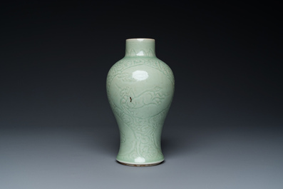 Een Chinese celadon vaas met onderglazuur decor en een junyao-type kom, 19/20e eeuw