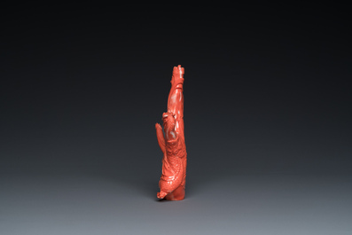 Groupe en corail rouge sculpt&eacute; figurant un prince debout sur un dragon, Chine, 19/20&egrave;me