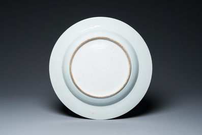 Plat en porcelaine de Chine famille rose &agrave; d&eacute;cor d'antiquit&eacute;s, Yongzheng/Qianlong